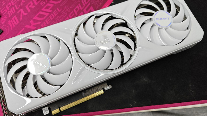 MaxSun przygotował specjalną wersję karty Intel ARC B580, która oferuje dodatkowe sloty na nośniki SSD M.2 NVMe [4]