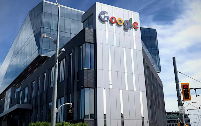 Cyberprzestępcy chcą sprawić, że sam się z nimi skontaktujesz. Nowe oszustwo opiera się na reklamach w Google [1]
